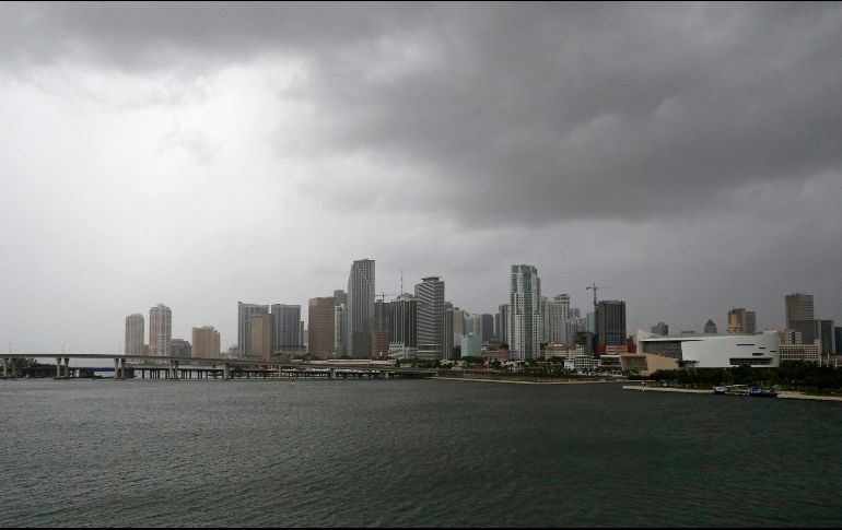 ''Los oleajes generados por 'Florence' están afectando a las Bermudas y llegarán a partes de la costa este de EU durante el fin de semana'', advirtió el centro meteorológico, con sede en Miami. AP / ARCHIVO