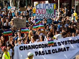 La concentración de París como la más numerosa, en la que la que la policía calculó 18 mil 500 participantes. EFE/ C. Petit