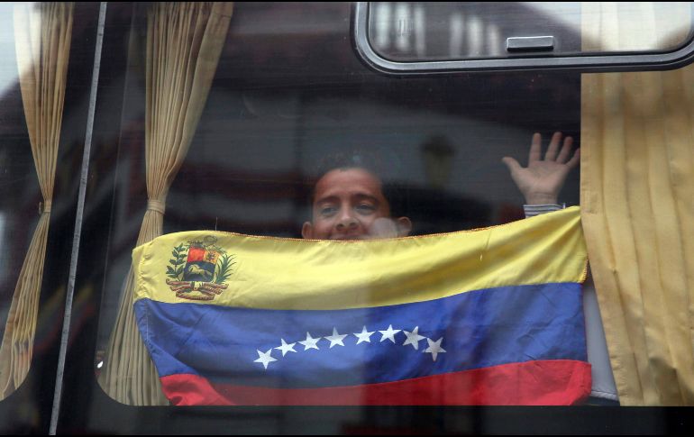 El avión de la estatal venezolana Conviasa alzó vuelo con 90 venezolanos, entre ellos enfermos, embarazadas y niños. AP / M. Mejía