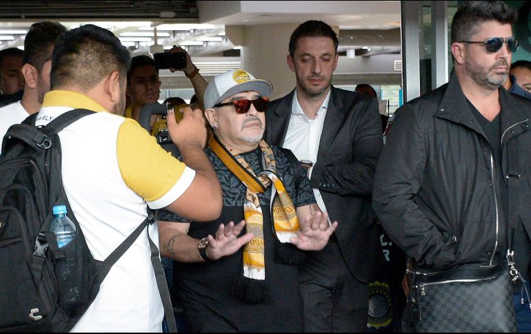 El argentino Diego Armando Maradona llega al Aeropuerto Internacional en la ciudad de Culiacán, del estado de Sinaloa. EFE/J. Cruz
