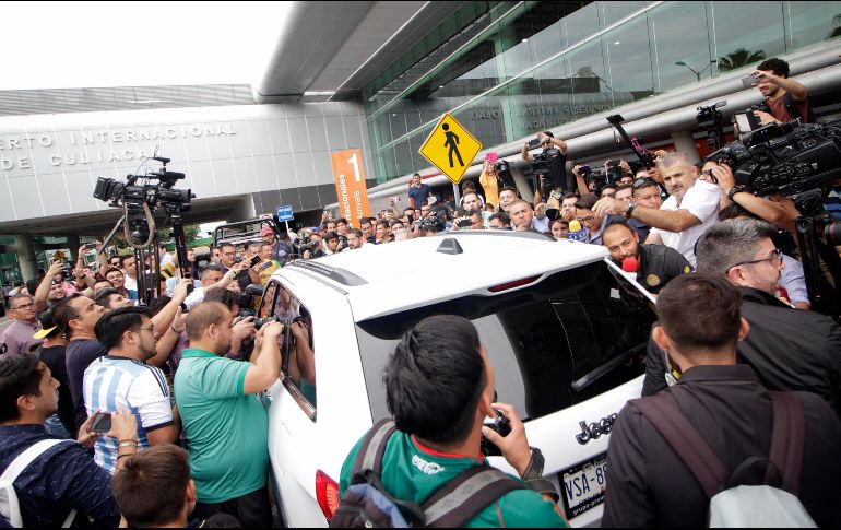 El argentino Diego Armando Maradona llega al Aeropuerto Internacional en la ciudad de Culiacán, del estado de Sinaloa. EFE/J. Cruz