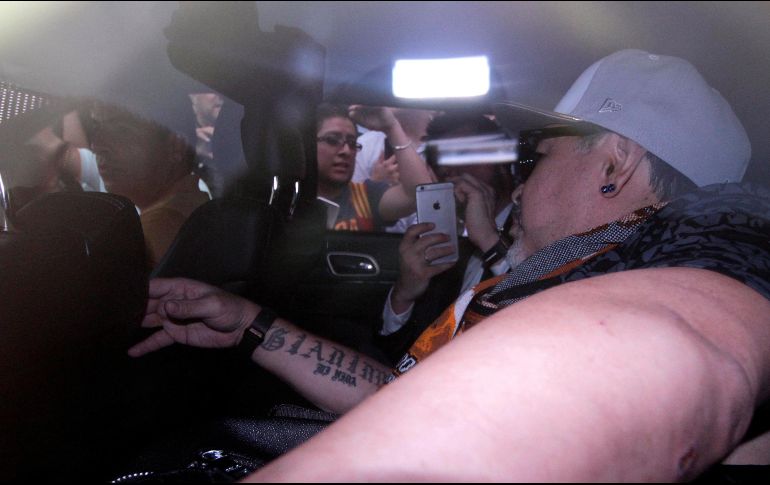 El argentino Diego Armando Maradona llega al Aeropuerto Internacional en la ciudad de Culiacán, del estado de Sinaloa. EFE/J. Cruz
