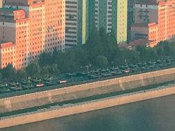 Una larga fila de vehículos militares se observa por calles de Pyongyang, previo al desfile. AP/Kyodo