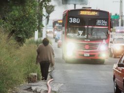 Los peatones ponen en riesgo su vida al subir al periférico a pocos centímetros de los vehículos para poder trasladarse. EL INFORMADOR • G. Gallo