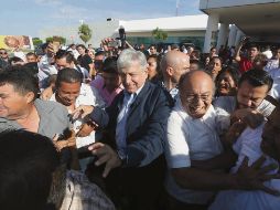 López Obrador en el aeropuerto de Villahermosa para su reunión con petroleros. NOTIMEX