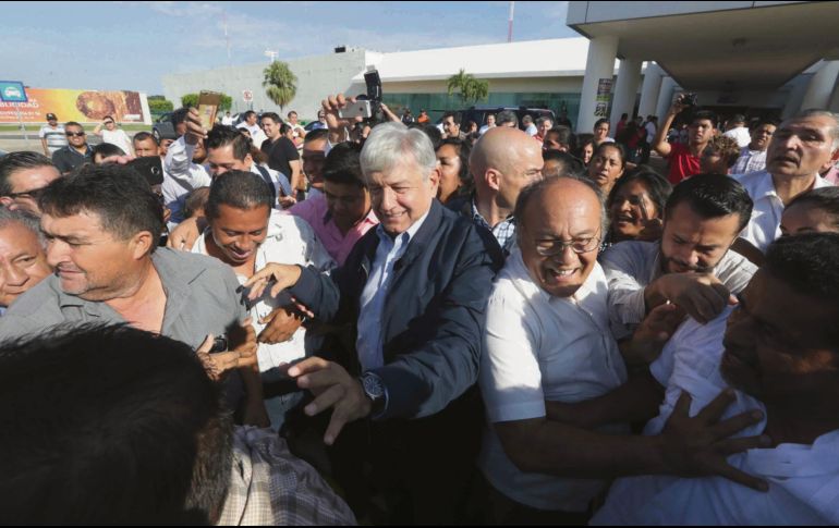 López Obrador en el aeropuerto de Villahermosa para su reunión con petroleros. NOTIMEX