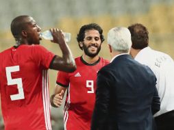 Javier Aguirre (espaldas) felicita a Marwan Mohsen tras anotar ante Níger.