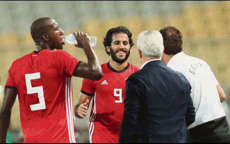 Javier Aguirre (espaldas) felicita a Marwan Mohsen tras anotar ante Níger.