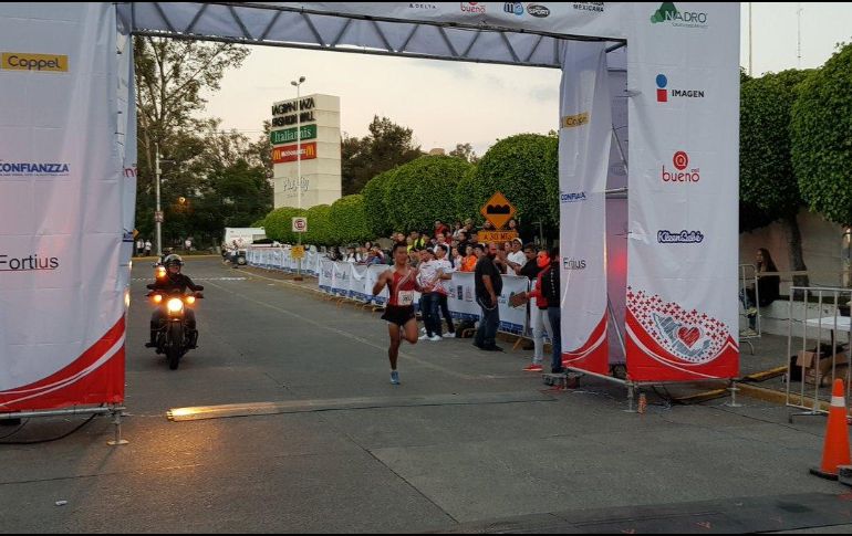 Fueron poco más de mil 600 personas las que participaron en dicha carrera que tuvo su disparo de salida cerca de las 7:20 horas. EL INFORMADOR / J. Robles