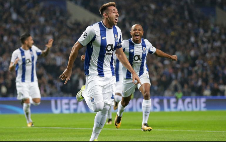 El mexicano es un jugador libre para firmar en enero si no acuerda la renovación con el FC Porto.  AP / ARCHIVO