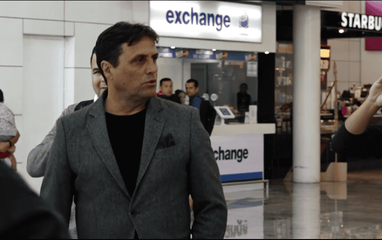 Guillermo Hoyos a su llega al Aeropuerto de Guadalajara. ESPECIAL