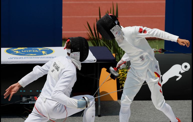 Pavel Tsikhanau (i), de Bielorrusia, compite con Shuhuan Li (d), de China, durante la prueba de esgrima por relevos mixto que se realiza en el marco del Campeonato Mundial de Pentatlón Moderno en Ciudad de México. EFE/J. Méndez