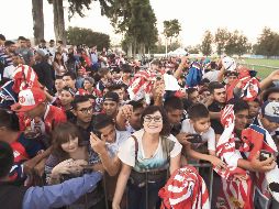 Chivas le ha cerrado las puertas a su afición por más de cinco meses, cuando antes acudían frecuentemente a las prácticas. EL INFORMADOR