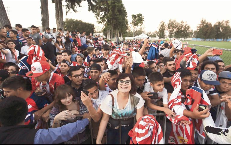 Chivas le ha cerrado las puertas a su afición por más de cinco meses, cuando antes acudían frecuentemente a las prácticas. EL INFORMADOR