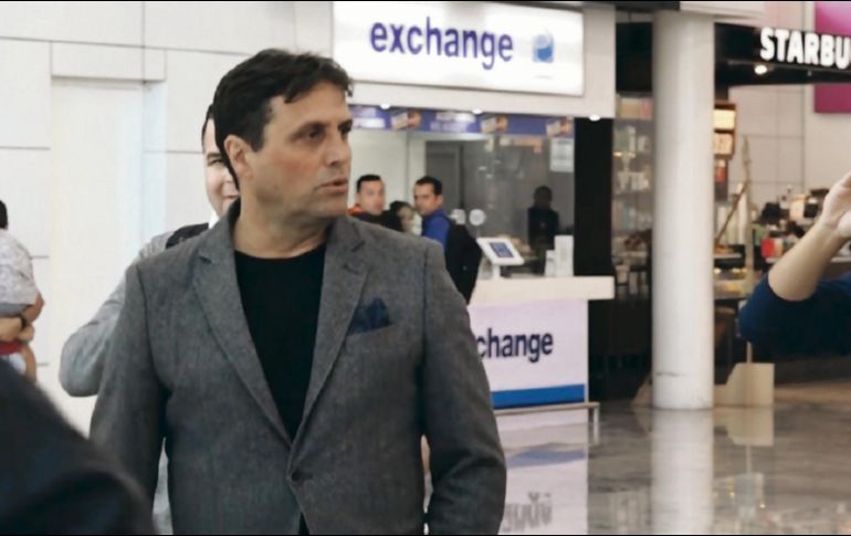 Ángel Guillermo Hoyos no hizo declaraciones a su llegada a Guadalajara. ESPECIAL