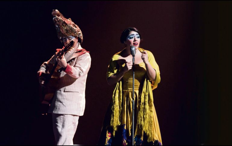 Esta mexicana es la responsable de guiar con sus cantos a la docena de artistas y acróbatas que develan poco a poco los iconos más reconocidos de nuestra nación. CORTESÍA