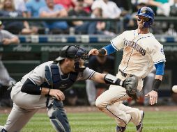 Mitch Haniger se dirige a home para darle a Seattle la carrera del triunfo.