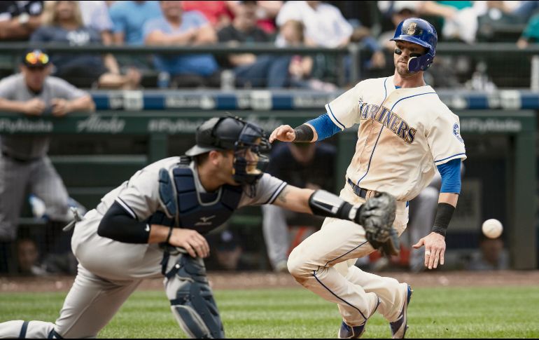 Mitch Haniger se dirige a home para darle a Seattle la carrera del triunfo.