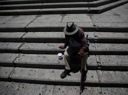 Ante la baja cobertura de pensiones contributivas, hay un aumento en los programas asistenciales que dan una pensión a los adultos mayores, de apenas 600 pesos al mes. EL INFORMADOR / ARCHIVO