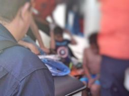 Los dos menores y el adulto fueron revisados por paramédicos y confirmaron que se encontraban fuera de peligro. TWITTER / @PoliciaGDL