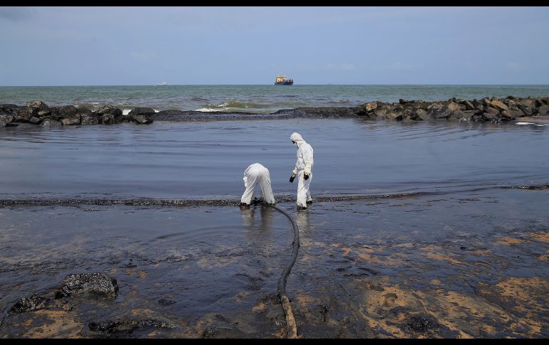 Personal de la guardia costera labora en la remoción de petróleo de una playa en Uswetakeiyawa, Sri Lanka, luego de un derrame del combustible. AP/E. Jayawardena