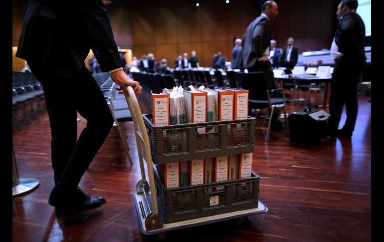 Un abogado empuja un carrito con carpetas del caso del escándalo de los motores diésel manipulados por Volkswagen en Braunschweig, Alemania. Hoy inicia el primer gran juicio contra el fabricante automovilístico por el llamado 