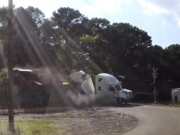 Un tren arrolla a un tráiler en EU y lo parte en dos