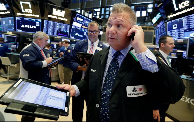 Nasdaq, en el que cotizan importantes grupos tecnológicos, acabó la jornada con ganancias del 0.27%. AP / ARCHIVO