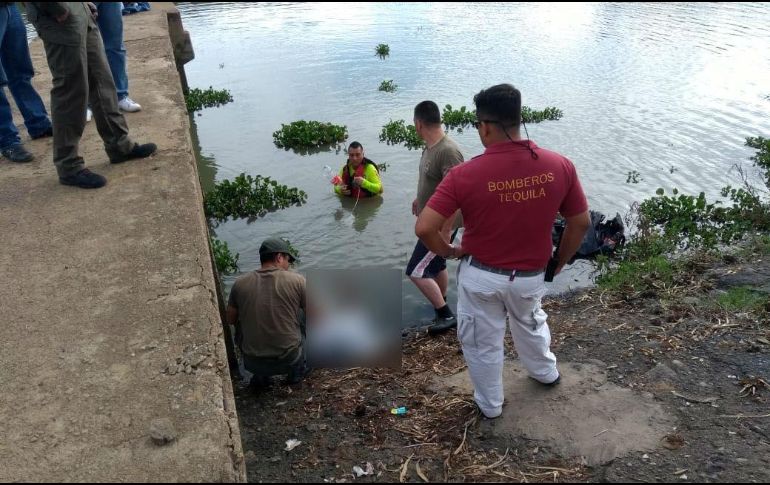 El cuerpo rescatado fue entregado al personal de Instituto Jalisciense de Ciencias Forenses. ESPECIAL / UEPCBJ