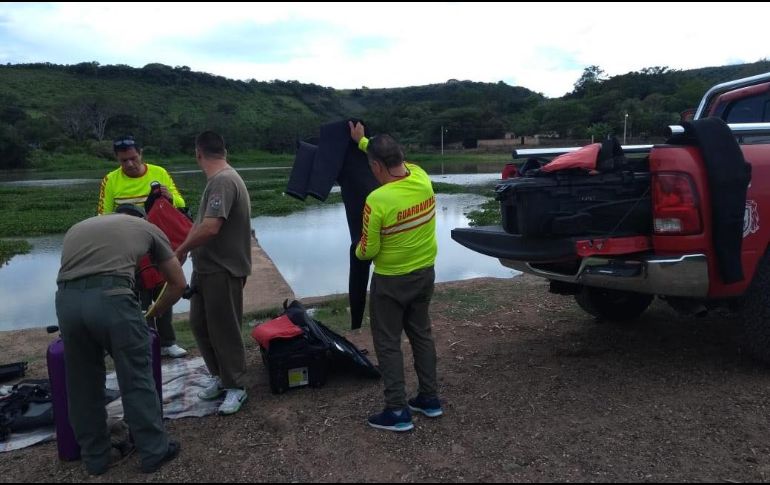 El cuerpo rescatado fue entregado al personal de Instituto Jalisciense de Ciencias Forenses. ESPECIAL / UEPCBJ