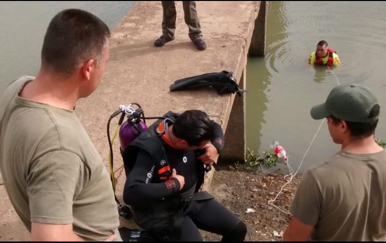 El cuerpo rescatado fue entregado al personal de Instituto Jalisciense de Ciencias Forenses. ESPECIAL / UEPCBJ