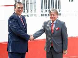 El próximo canciller, Marcelo Ebrard, recibe al embajador de Rusia en México, Viktor V. Koronelli. SUN / Y. Xolalpa