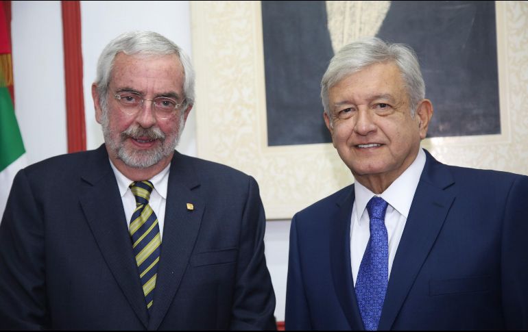 Acompañado por el rector Enrique Graue, López Obrador dijo que ambos coinciden en que los estudiantes han actuado con plena responsabilidad al exigir que se termine la violencia en la máxima casa de estudios. EFE / Prensa AMLO