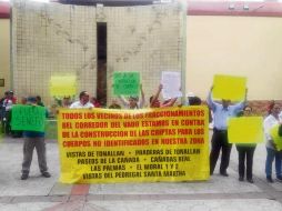 Colonos tonaltecas se inconformaron ayer frente a la Presidencia municipal por la construcción de criptas en la zona próxima a sus domicilios. ESPECIAL