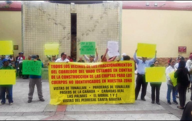 Colonos tonaltecas se inconformaron ayer frente a la Presidencia municipal por la construcción de criptas en la zona próxima a sus domicilios. ESPECIAL
