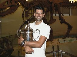 Novak Djokovic posa con su trofeo de campeón en el Museo Americano de Historia Natural de Nueva York. AFP