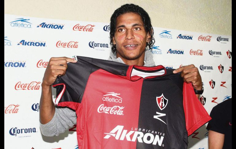 Carlo Costly. Llegó al Atlas con gran cartel al ser un delantero que había hecho goles a la Selección mexicana. Con los Zorros sólo disputó 11 partidos en 2011 y únicamente consiguió un par de goles. MEXSPORT / ARCHIVO