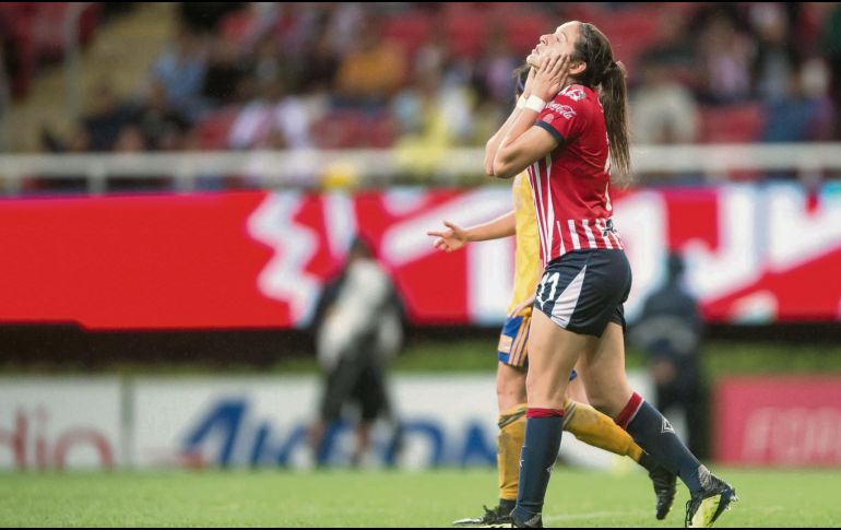 Norma Palafox se lamenta tras la derrota de su equipo. MEXSPORT / C. De Marchena