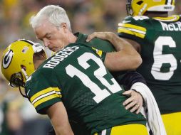 Aaron Rodgers se lastimó la rodilla izquierda en el segundo cuarto del juego ante los Bears. AP / J. Phelps