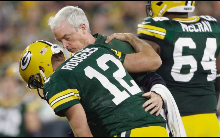 Aaron Rodgers se lastimó la rodilla izquierda en el segundo cuarto del juego ante los Bears. AP / J. Phelps