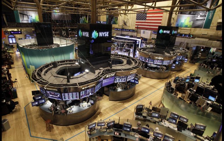El NYSE Composite muestra un descenso de 35.69 puntos, ubicándose en 12 mil 892.98 unidades. AP / ARCHIVO