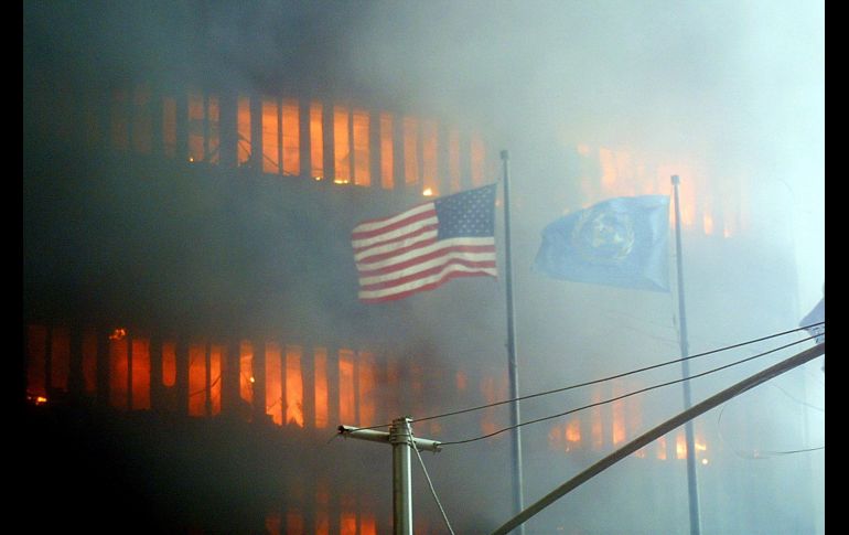 Detalle del fuego dentro de uno de los edificios del WTC. Dos mil 983 personas fallecieron en los ataques tanto en Nueva York, como en el Pentágono y a bordo del vuelo que colapsó en el estado de Pensilvania. AFP/ARCHIVO