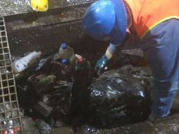 No sólo fueron envolturas, desechables o botes de plástico, sino bolsas enteras de basura lo que provocó la inundación de este lunes. ESPECIAL / Bomberos Guadalajara