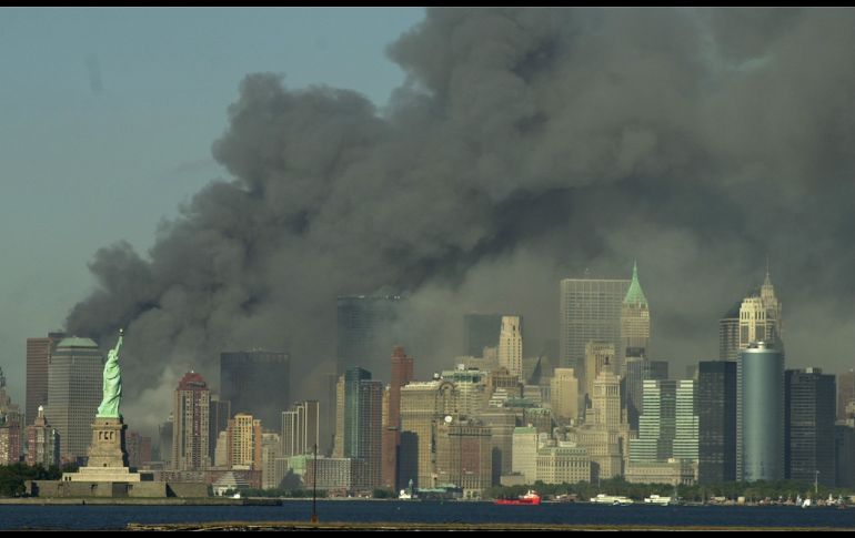 La estatua de la Libertad (i) se ve junto a la zona del WTC ya sin sus icónicas torres. AP/ARCHIVO