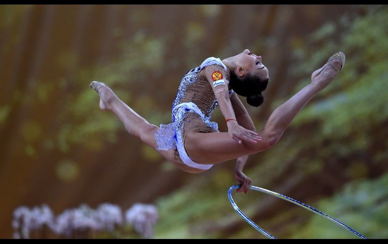 La rusa Arina Averina ejecuta su ejercicio de aro en los Mundiales de gimnasia rítmica que se disputan en Sofía, Bulgaria. EFE/B. Troshev
