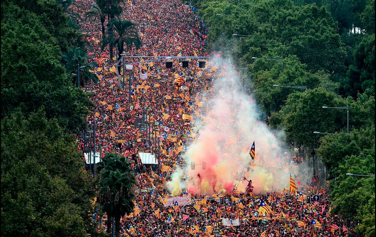 Junto a los lemas, las pancartas que advertían que la lucha continuará hasta que Cataluña sea libre y también banderas vascas y escocesas ondeando con las esteladas (lábaros independentistas).AFP/ J. Lago