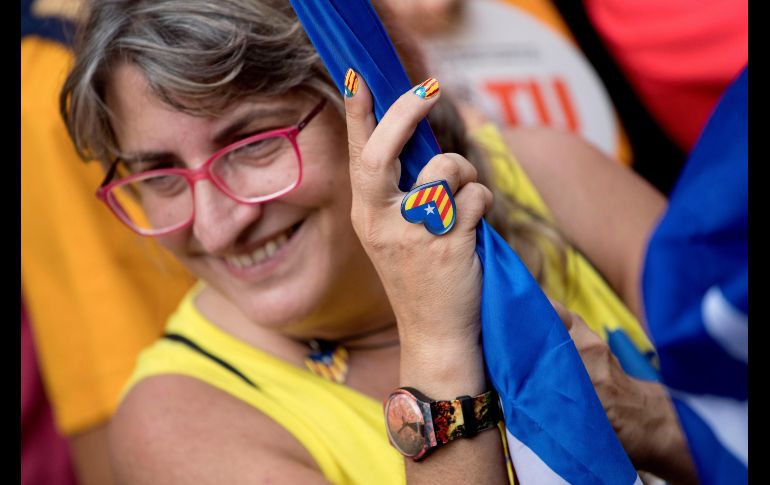 Junto a los lemas, las pancartas que advertían que la lucha continuará hasta que Cataluña sea libre y también banderas vascas y escocesas ondeando con las esteladas (lábaros independentistas). EFE/ M. Pérez