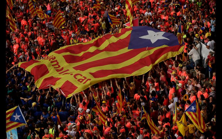 Junto a los lemas, las pancartas que advertían que la lucha continuará hasta que Cataluña sea libre y también banderas vascas y escocesas ondeando con las esteladas (lábaros independentistas). AP /M. Fernández