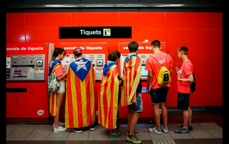 Junto a los lemas, las pancartas que advertían que la lucha continuará hasta que Cataluña sea libre y también banderas vascas y escocesas ondeando con las esteladas (lábaros independentistas). AP/ D. Cole