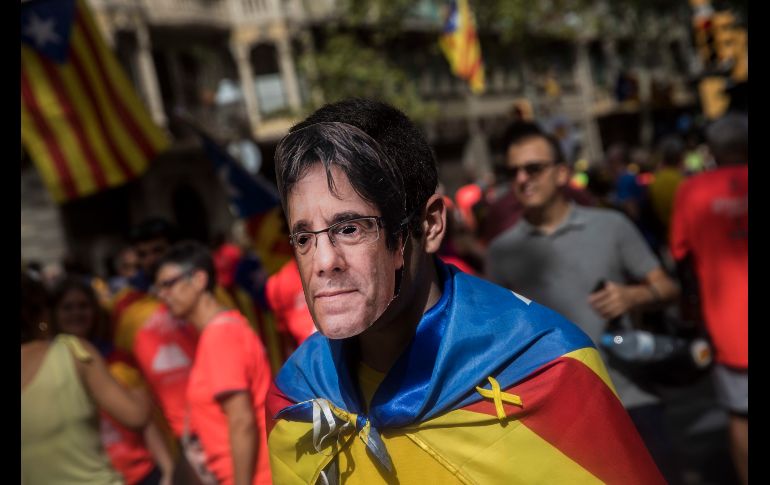 Junto a los lemas, las pancartas que advertían que la lucha continuará hasta que Cataluña sea libre y también banderas vascas y escocesas ondeando con las esteladas (lábaros independentistas). AP/ S. Palacios